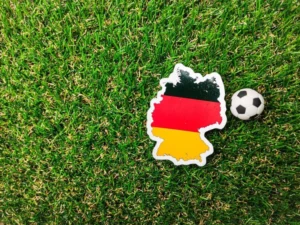 Deutsche Flagge auf einer Wiese mit einem Miniball