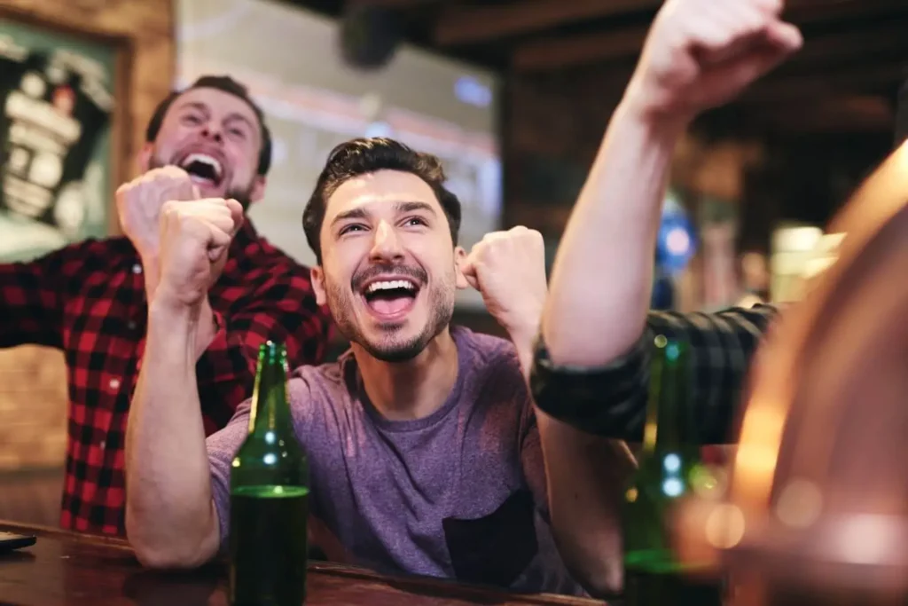 Fans in einer Bar jubeln