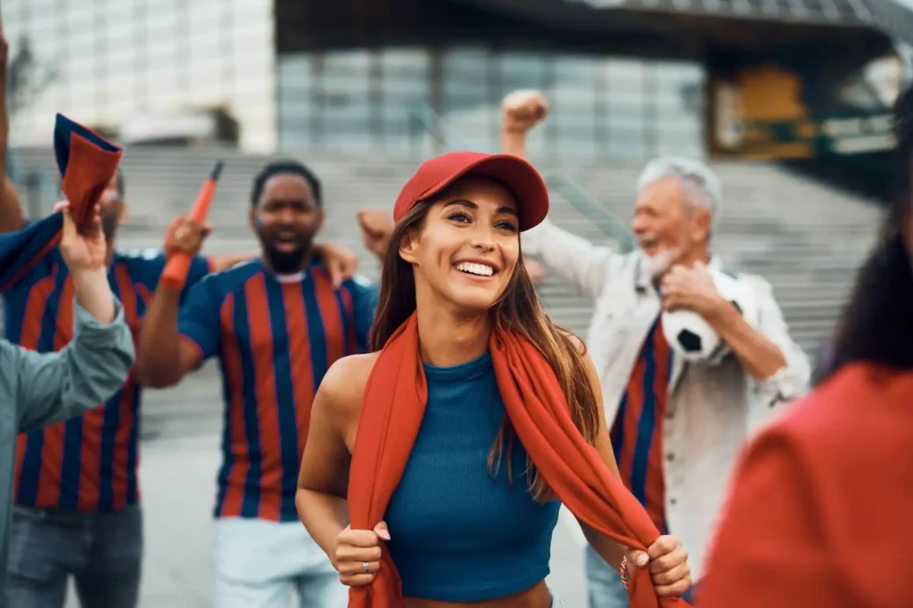 Fans vor dem Stadion freuen sich auf ein Fußballspiel