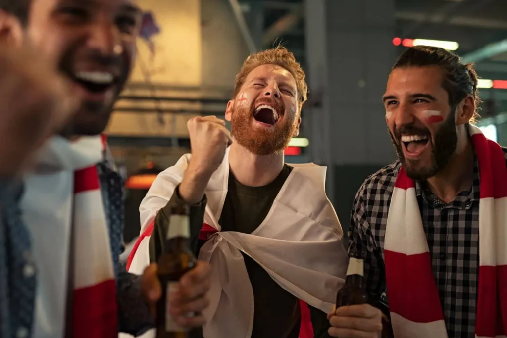 Freunde jubeln in einer Bar und trinken Bier