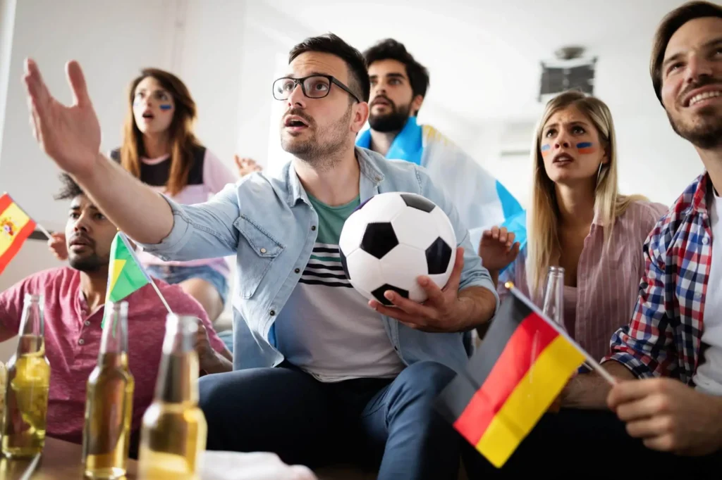 Fußballfans zu Hause beim Schauen eines Spiels am TV