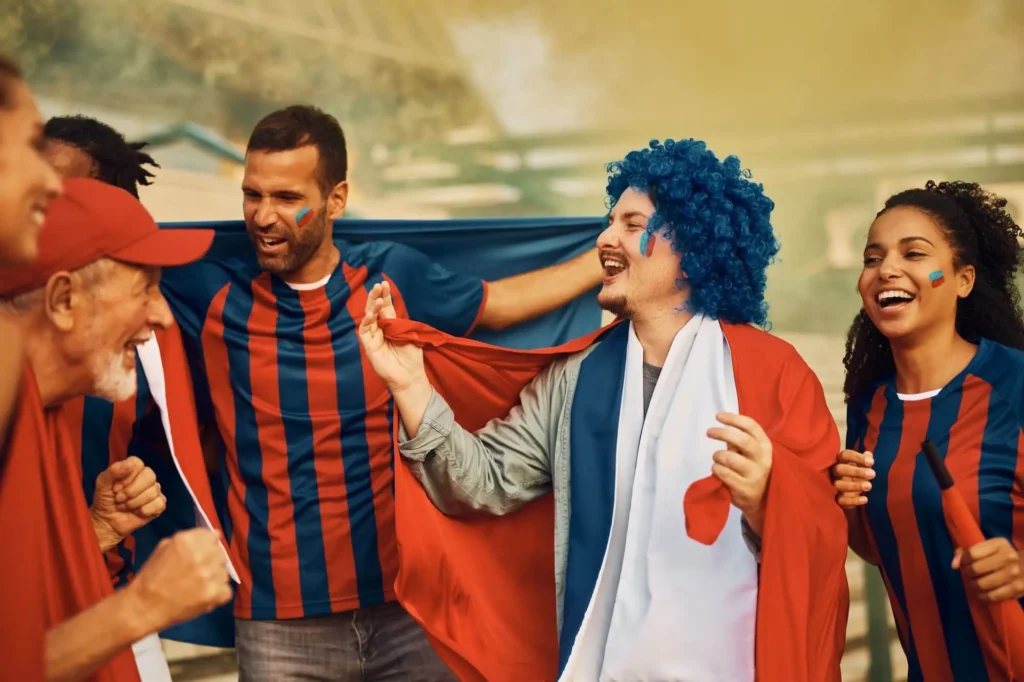 Zuschauer in der Fan-Meile vor einem Fußballspiel