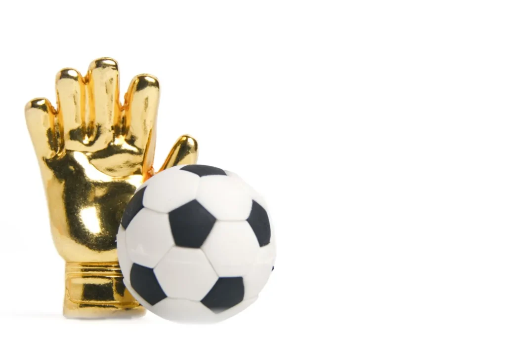 Goldener Handschuh mit Fußball