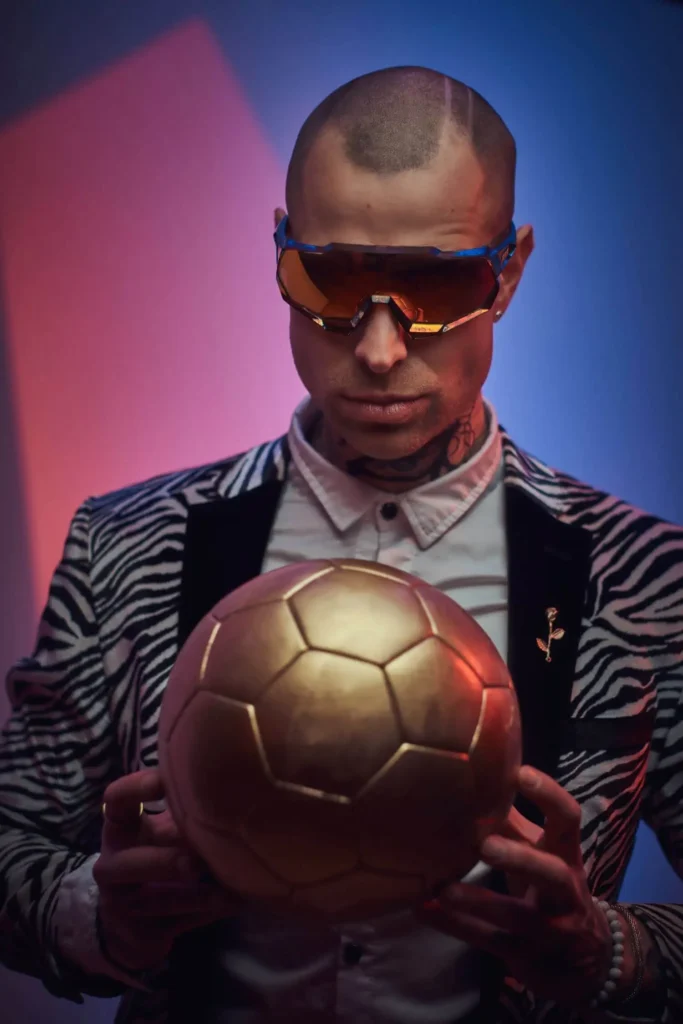 Ein Mann posiert mit dem Ballon d'Or