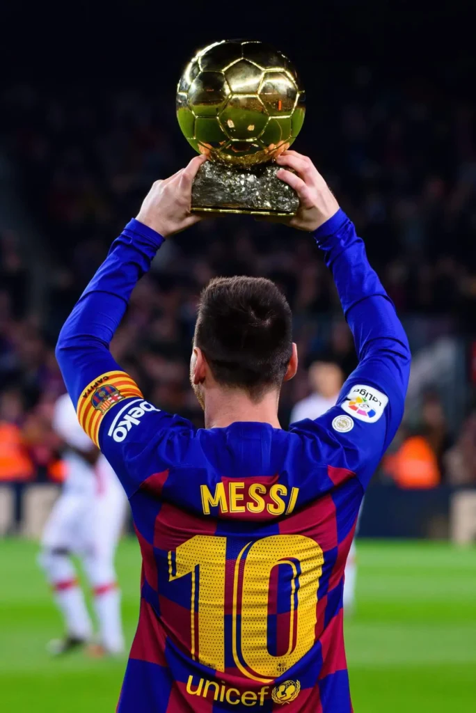 Messi mit dem Ballon d'Or im Stadion
