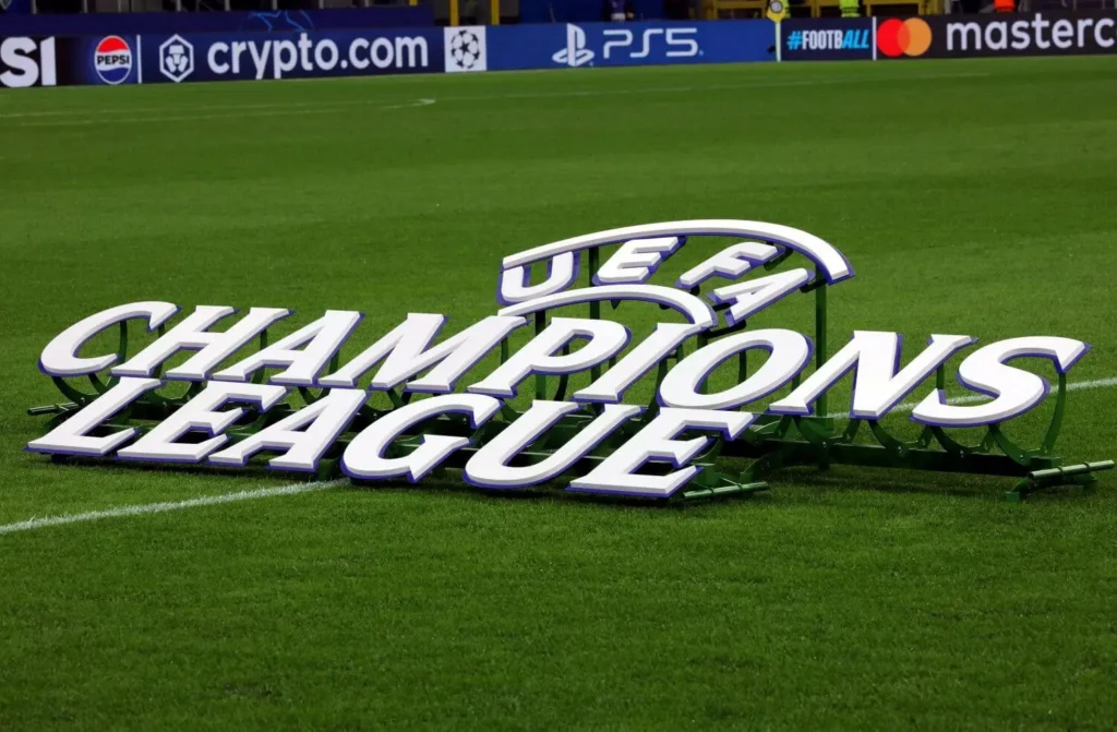 CL-Logo auf Rasen im Stadion