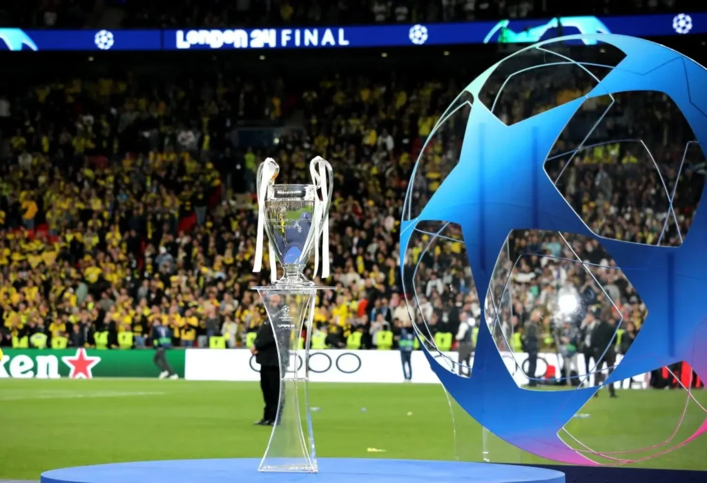 Pokal steht bereit in der CL vor dem Finale