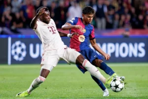Alphonso Davies von Bayern München und Lamine Yamal vom FC Barcelona kämpfen um den Ball