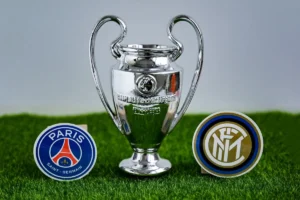 Logos der Teilnehmer und Siegertrophäe vom Champions League Finale 2025