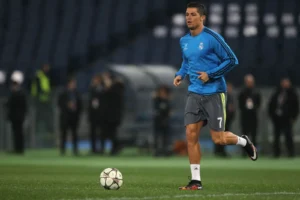 Christiano Ronaldo, Top-Torjäger der Champions-Champions-League-Historie, führt im Aufwärmtrikot von Real Madrid den Ball