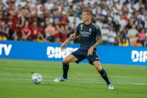 Toni Kroos von Real Madrid sucht, mit dem Ball am Fuß, nach einer Anspielstation