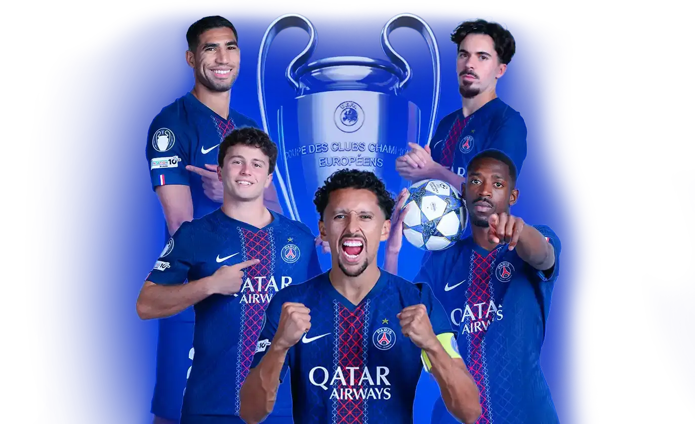 Spieler von Paris Saint-Germain stehen um die Champions-League-Trophäe herum und Kapitän Marquinhos jubelt