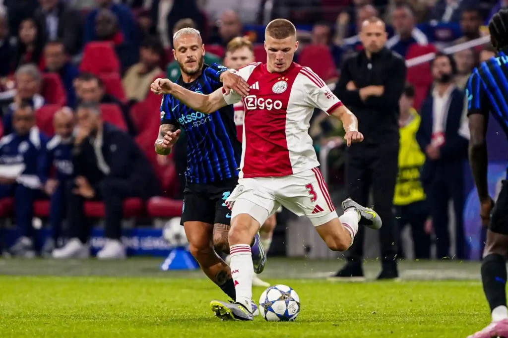 Federico Dimarco und Anton Gaaei kaempfen um den Ball waehrend eines UEFA Champions League Spiel